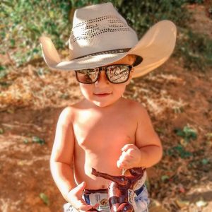 “O chapéu cowboy como item essencial para festivais de música”插图
