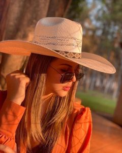 “Dicas de como usar o chapéu cowboy com elegância”插图