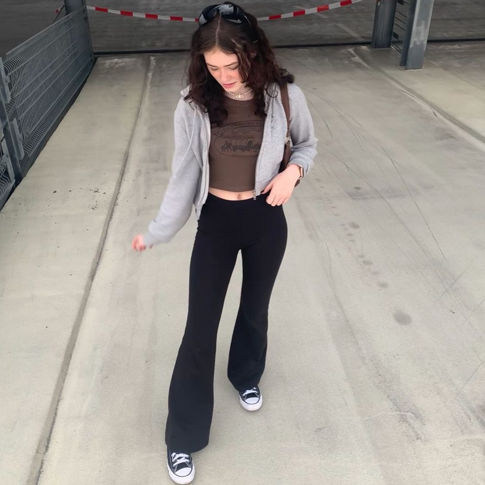 casual black pants outfit