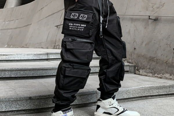 Black cargo pants outfit