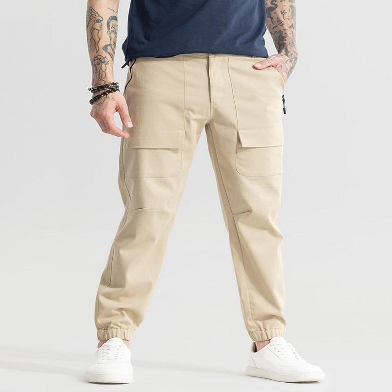 Cream cargo pants outfit 