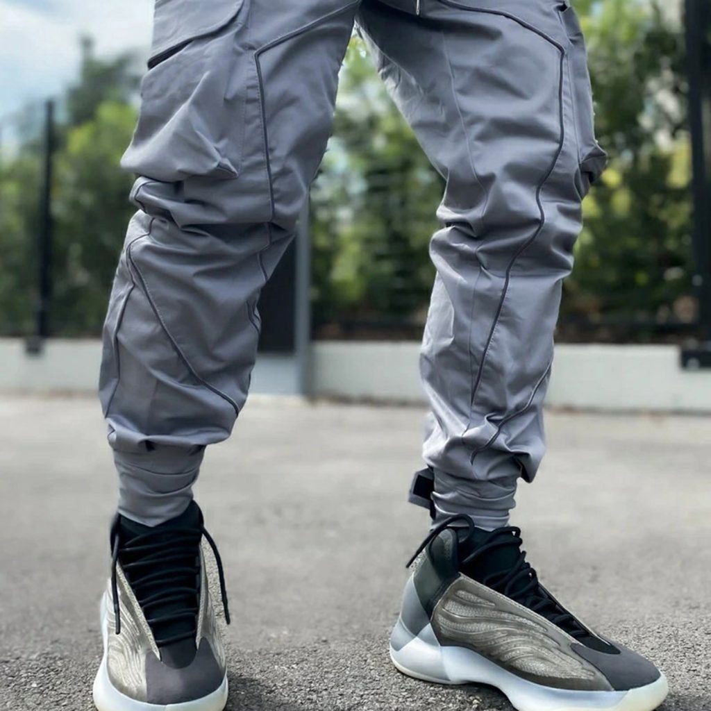 Gray cargo pants outfit